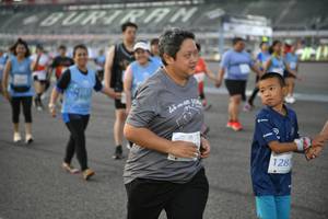 BIB: 526, 52795
                            <button type="button" onclick="openModal(10466627)" class="btn btn-primary btn-sm float-right btn-popup" data-toggle="modal" data-target=".modal-high-quality">
                        <i class="fas fa-shopping-cart"></i> Add to Cart
                    </button>
                                            <button type="button" onclick="isThisMe(10466627, true)" class="btn btn-success btn-sm float-right btn-popup btn-isme hidden" data-toggle="tooltip" data-placement="bottom" title="นี่คือรูปของคุณใช่ไหม คลิกที่นี่เพื่อเอาเข้าอัลบั้ม">
                        <i class="fas fa-plus"></i> Add to album
                    </button>
                    <button type="button" onclick="isThisMe(10466627, false)" class="btn btn-warning btn-sm float-right btn-popup btn-isnotme hidden">
                        <i class="fas fa-ban"></i> Remove from album
                    </button>